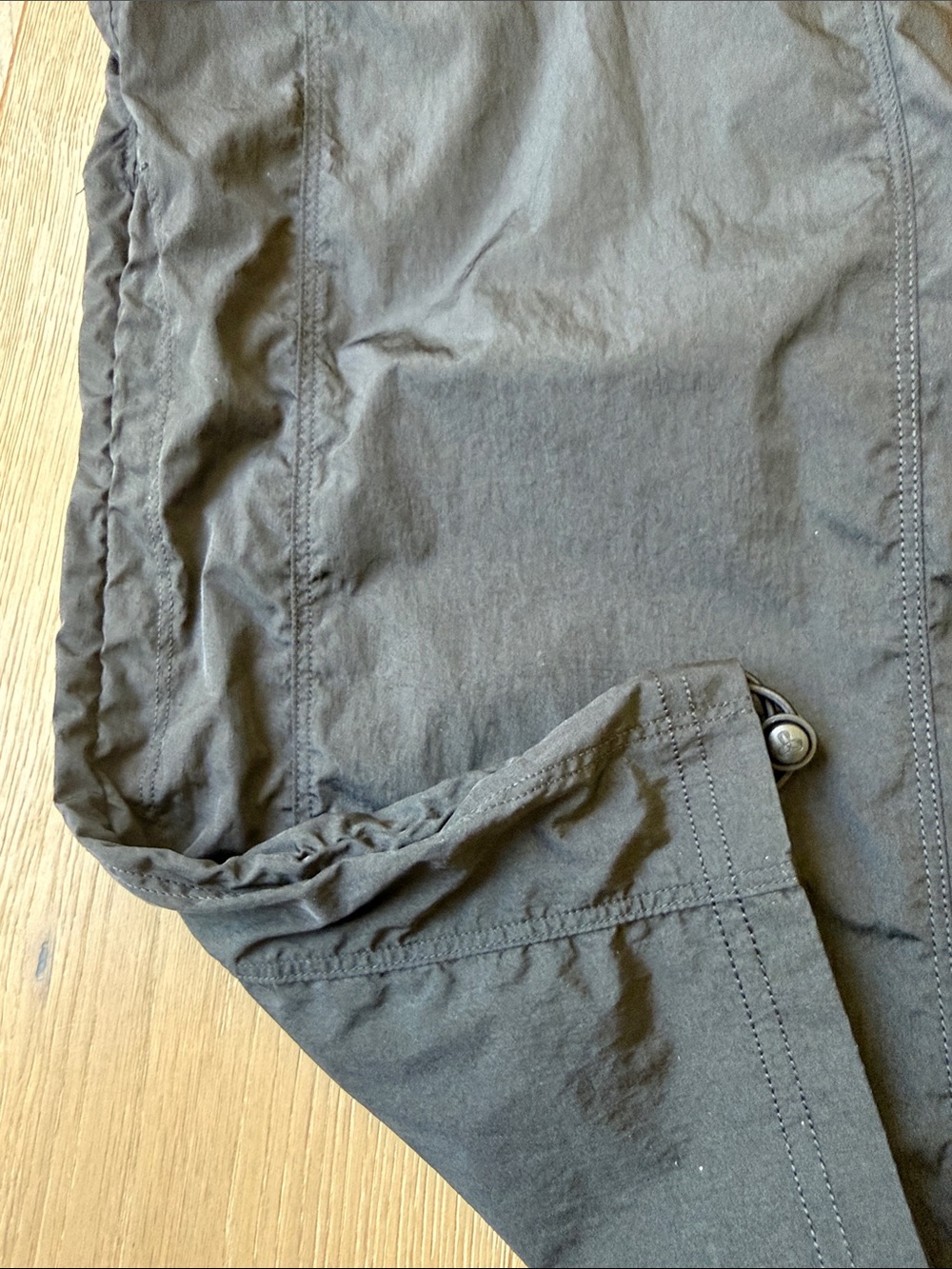 Aritzia Women's Black Track Pants with Elastic Waist - Picture 4 of 8